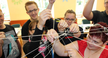 Teilnehmer spinnen ein Netz